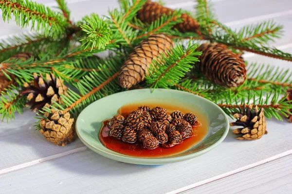 Çam kozalakları jam