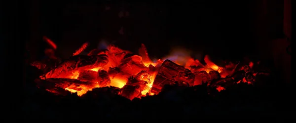 Ardendo, as brasas — Fotografia de Stock