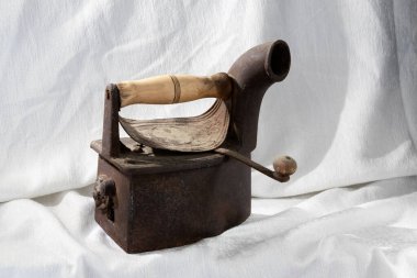 Beyaz arka planda eski bir ütü. Kapat.