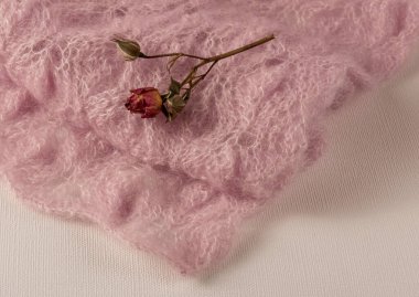 Beyaz bir arkaplanda eşarp üzerinde gül