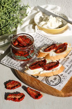 Kurutulmuş domates inanılmaz lezzetlidir. Özellikle de yumuşak süzme peynirli tost şeklinde..