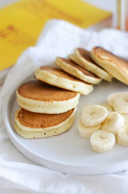 Kahvaltıda muz ve yoğunlaştırılmış sütle birlikte lezzetli ve yumuşak krepler..