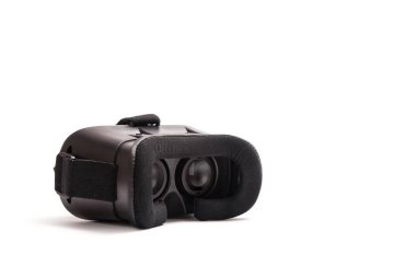 VR Kutusu. Sanal gerçeklik gözlükleri sol alt köşede. Beyaz arka planda izole edilmiş. Herhangi bir metin için büyük beyaz negatif boşluk.