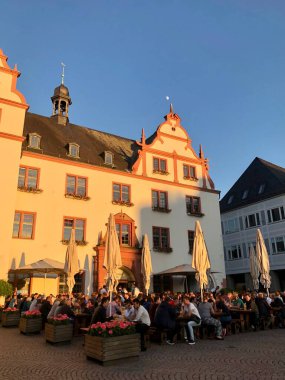 Darmstadt, Almanya - 12 Haziran 2019: Ratskeller Hausbrauerei 1989 'dan beri Darmstadt' ta bir bira evi.