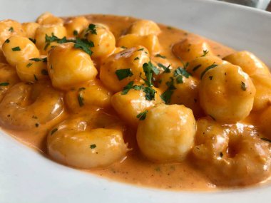 Lezzetli gnocchi wuth domates ve krema sosu.