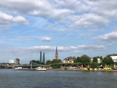 Frankfurt, Almanya - 13 Temmuz 2019: Frankfurt silueti ve Main Nehri