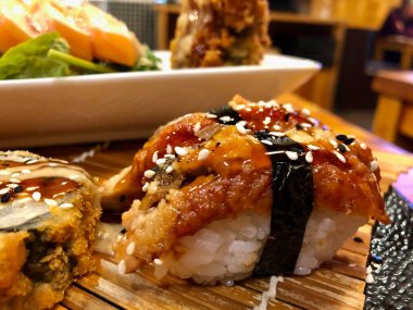Lezzetli Japon yemekleri, teriyaki soslu unagi.