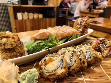 Lezzetli Japon yemeği, unagi, sıcak rulo, somon balığı