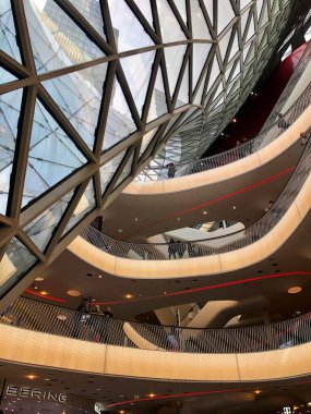 Zeil 'im Frankfurt' ta bir alışveriş merkezi. Modern mimarisi İtalyan mimar Massimiliano Fuksas tarafından tasarlandı.