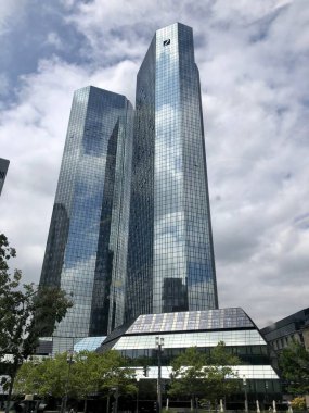 Frankfurt, Almanya - 15 Temmuz 2019: Deutsche Bank Twin Towers Frankfurt 'taki banka genel merkezi.