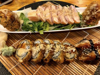 Lezzetli Japon yemeği, unagi, sıcak rulo, somon balığı