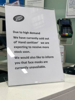 Cambridge, Birleşik Krallık - 6 Mart 2020: El dezenfektanı ve yüz maskeleri COVID-19 salgını sırasında satıldı