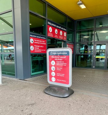 Londra, Birleşik Krallık - 25 Temmuz 2020: Luton Havaalanı 'nda COVID kuralları