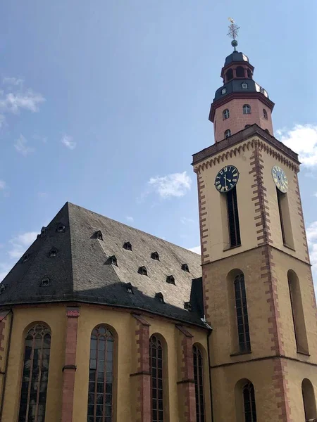 Frankfurt, Almanya - 13 Temmuz 2019: Frunkfurt 'taki St. Catherines Kilisesi