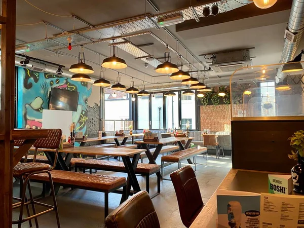 Cambridge, Birleşik Krallık - 8 Eylül 2020: COVID-19 salgını sırasında boş restoran