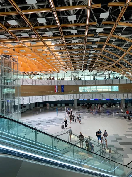 COVID-19 salgını sırasında havaalanını az sayıda yolcuyla bölün ve yüz maskesi takın