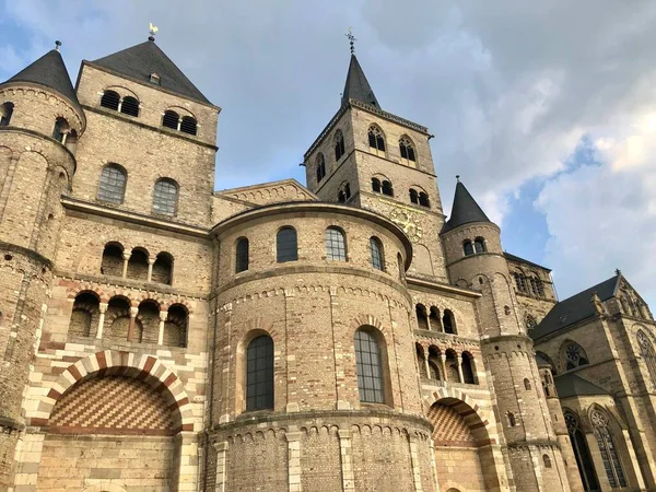 Trier, Almanya - 26 Ağustos 2019: Trier 'deki Aziz Peters Katedrali