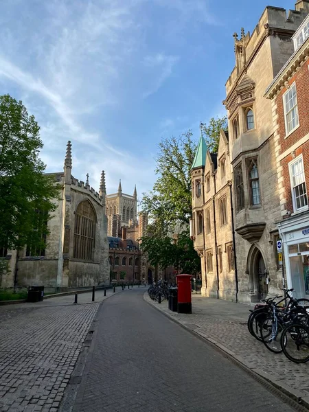 Cambridge, Birleşik Krallık - 23 Nisan 2020: COVID-19 salgını sırasında turistler olmadan Cambridge şehir merkezi