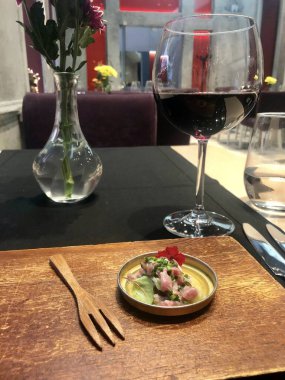 Atina, Yunanistan - 7 Aralık 2019: Atina 'daki 2 Mazi Restoranında kırmızı şarapla Biftek Tatar başlatıcısı