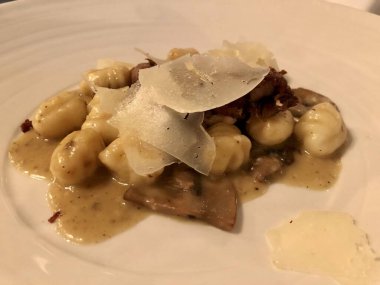 Modern Yunan mutfağı: ev yapımı otlu ve peynirli gnocchi.