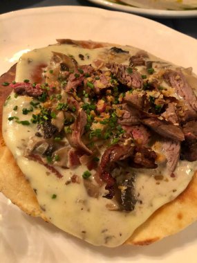 Yunan modern mutfağı: peynir sosu ve fokacia üzerine taze et