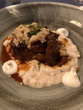 Modern Yunan mutfağı: kremalı peynirli risotto soslu kızarmış arı.