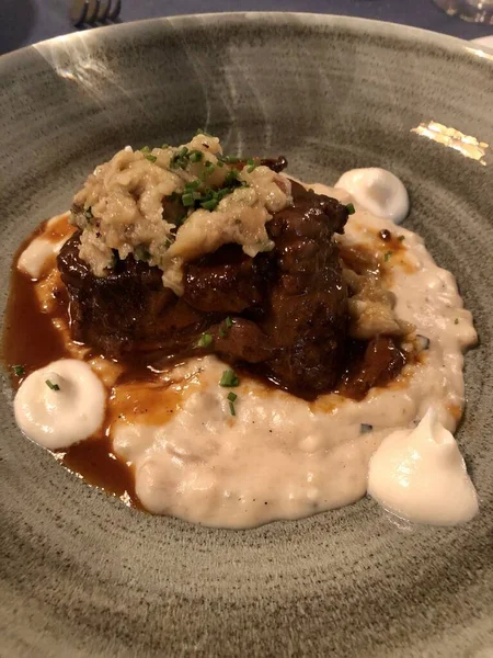 Modern Yunan mutfağı: kremalı peynirli risotto soslu kızarmış arı.