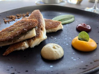 Güzel yemek: çıtır çıtır derili deniz kabuğu filetoları.