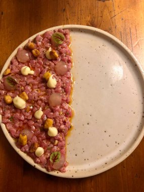 Güzel yemek: Biftek tartarının modern versiyonu.