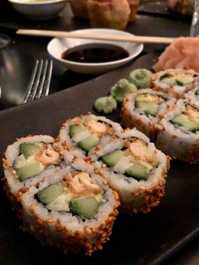 Çıtır somon, salatalık ve tohumla suşi rulosu.