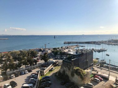 Atina kentsel alanı içinde Atina Riviera 'da yer alan Attica bölgesindeki bir liman kenti olan Pire