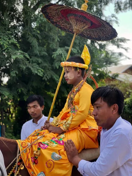 Bagan, Myanmar - 2019: Geleneksel Shinbyu Çocuk, Budist Novitians Töreni