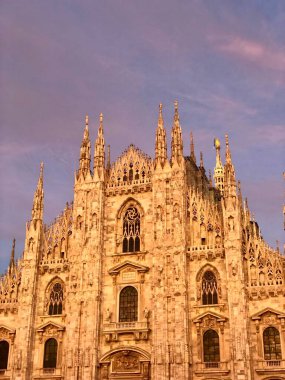 Milan, İtalya - 4 Ekim 2019: Milan Katedrali, Duomo di Milano, gün batımında