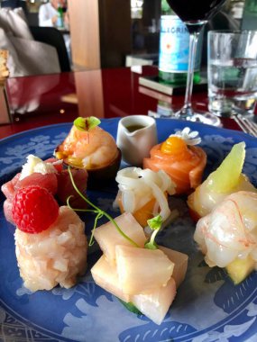 Milan, İtalya - 6 Ekim 2019: Milano 'daki Ceresio 7 restoranında deniz ürünleri tabağı