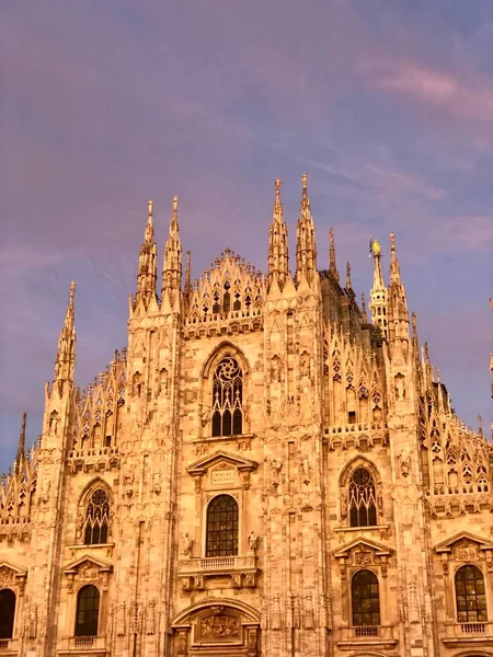 Milan, İtalya - 4 Ekim 2019: Milan Katedrali, Duomo di Milano, gün batımında