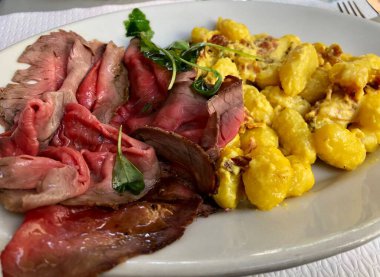 Orta pişmiş sığır eti, capaccio usulü, hardal soslu gnocchi.