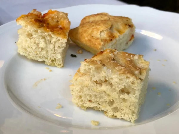 Lezzetli ev yapımı, kristal tuzlu ekmek.