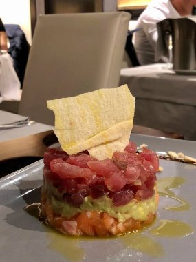 Somon, ton balığı ve avokado ile nefis tartar.