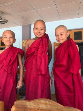 Bagan, Myanmar - 2019: Geleneksel Shinbyu 'dan sonra gülümseyen çocuklar, Budist yenilik seremonisi