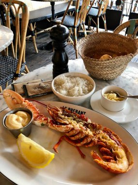 Paris, Fransa - 29 Eylül 2019: Paris 'teki Le Brebrant restoranında nefis ıstakoz