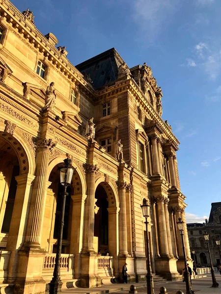 Paris, Fransa - 29 Eylül 2019: Dünyanın en büyük sanat müzesi ve tarihi bir anıt olan Louvre Müzesi
