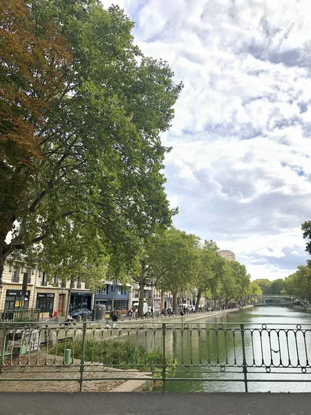 Paris, Fransa - 28 Eylül 2019: Paris 'in güzel sokakları ve mimarisi