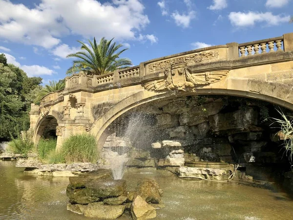 Metz, Fransa - 29 Ağustos 2019: Metz 'de güneşli bir günde Moselle Nehri
