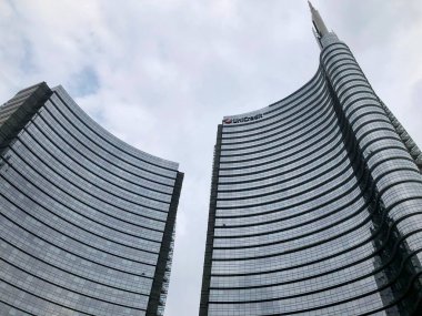 Milan, İtalya - 6 Ekim 2019: Milano 'daki Gae Aulenti Meydanı' ndaki Unicredt gökdeleni