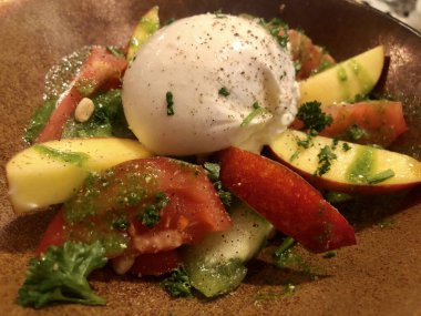 Salatalı taze biftek, parmesan peyniri ve patates kızartması.