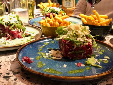 Salatalı taze biftek, parmesan peyniri ve patates kızartması.