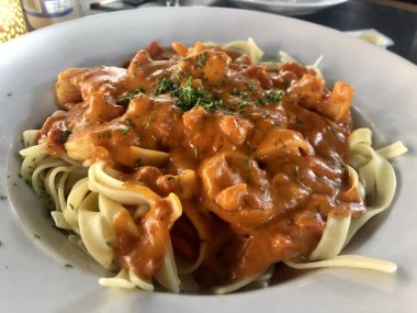 Karides ve domates soslu lezzetli makarna.