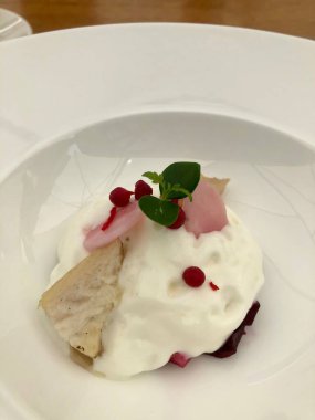 Michelin Star restoranında servis edilen iyi yemek, yaratıcı beyaz balık yemeği ve kırmızı böğürtlen.