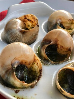 Salyangoz a la Bourgogne: salyangozlar kabuklarında tereyağı ile