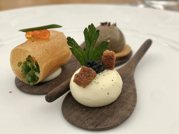 Yaratıcı amouse bouche, ısırık büyüklüğünde, Michelin Star restoranında servis ediliyor.